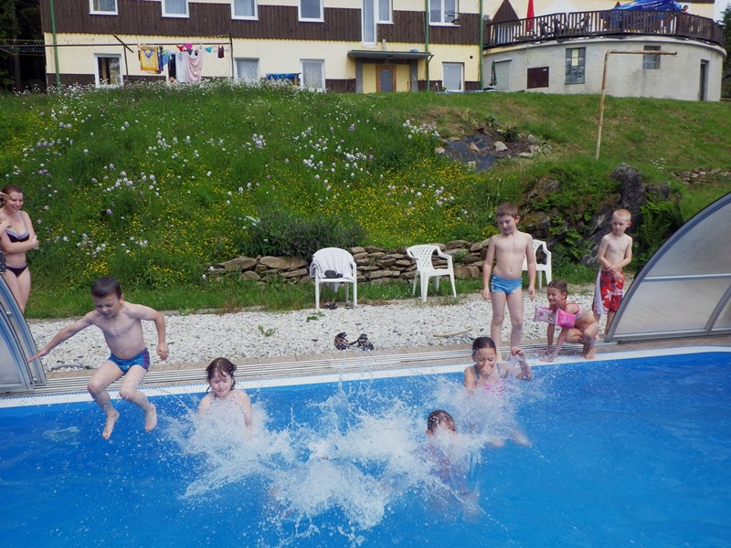 2013_06_15_11_koupeme_se_v_bazénu_14